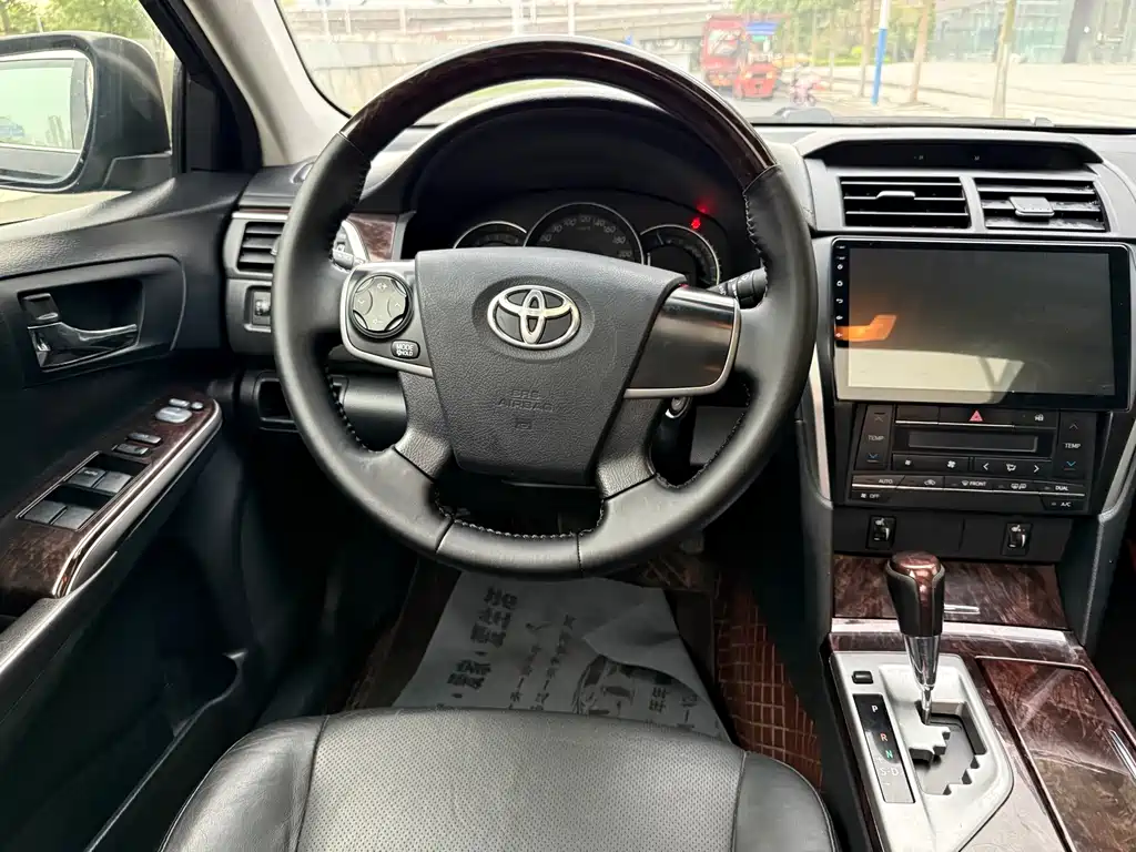Toyota Camry 2015 — фото 12