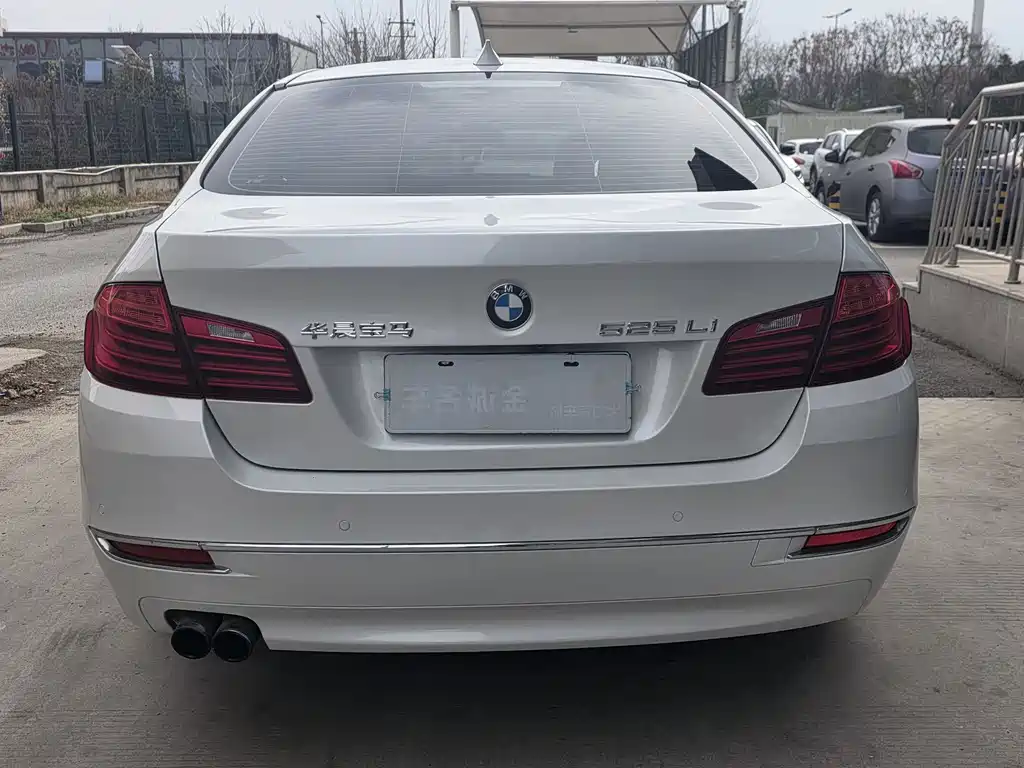 BMW 5 Series 2018 — фото 12