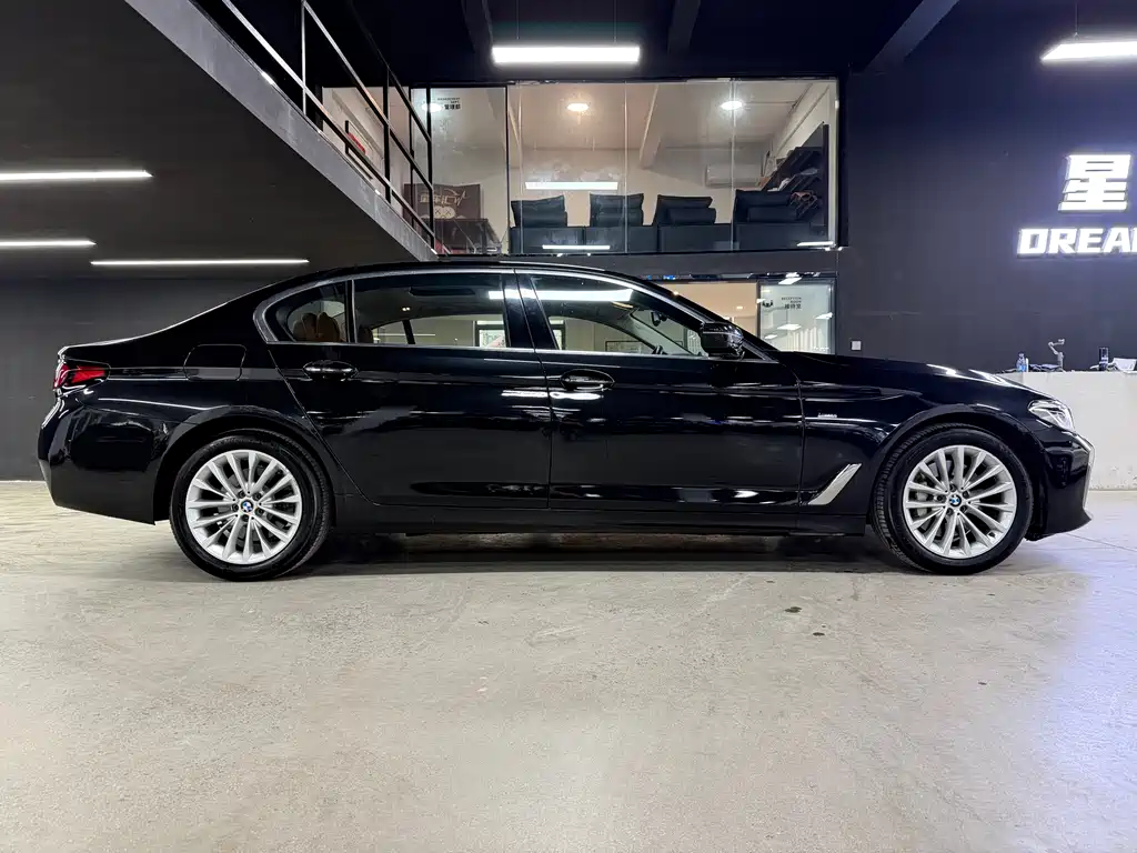 BMW 5 Series 2017 — фото 10