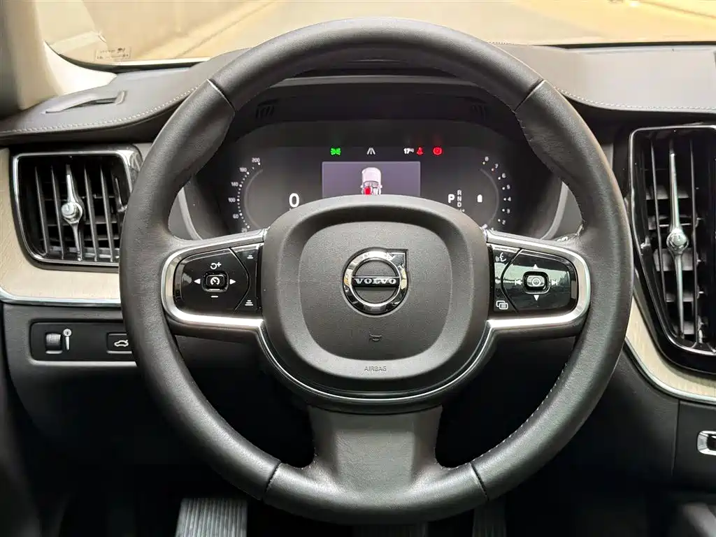 Volvo XC60 2021 — фото 12