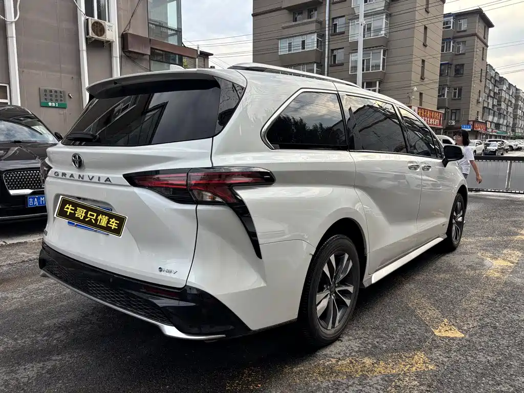 Toyota Granvia 2024