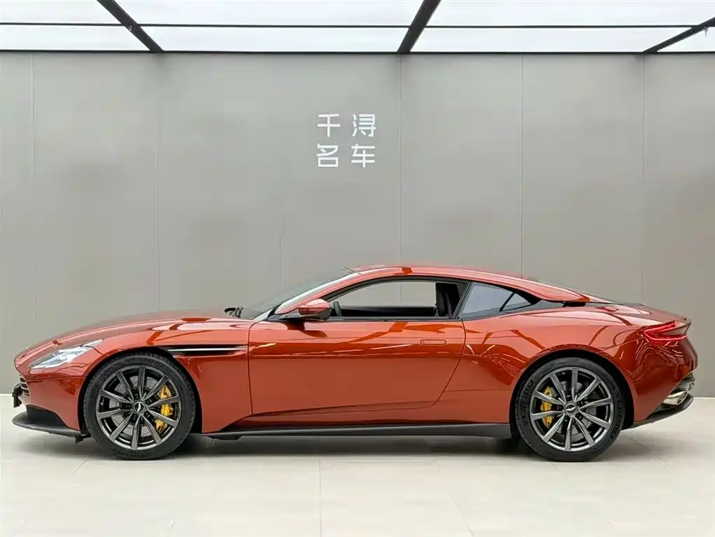 Aston Martin DB11 2020 — фото 3