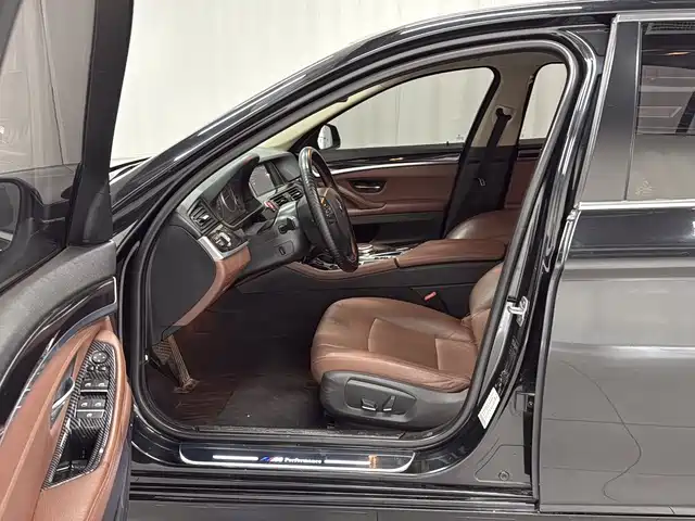 BMW 5 Series 2015 — фото 11