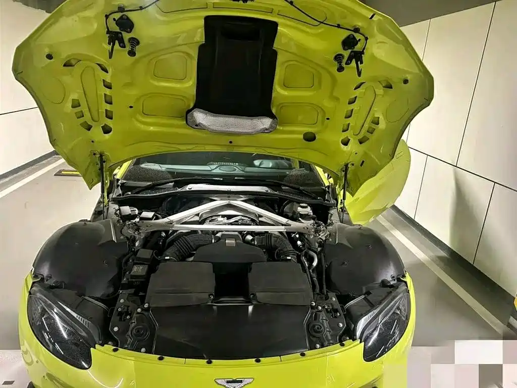 Aston Martin V8 Vantage 2018 — фото 3