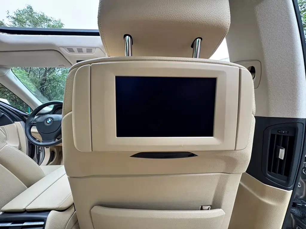 BMW 7 Series 2011 — фото 18