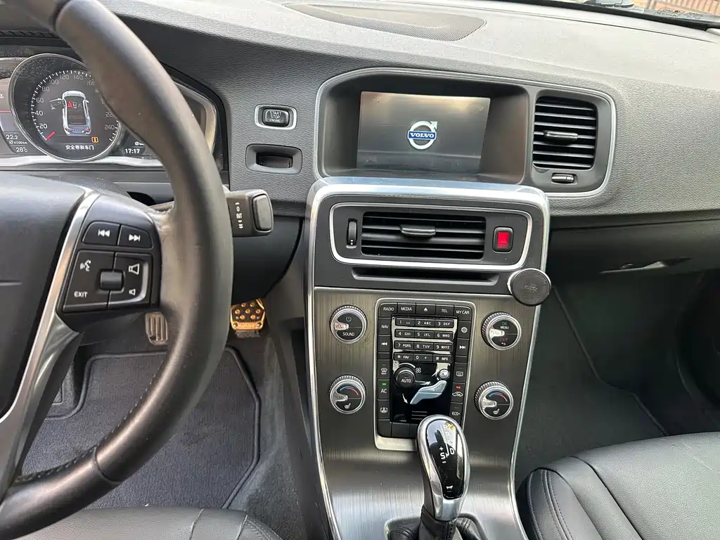 Volvo S60 2015 — фото 10