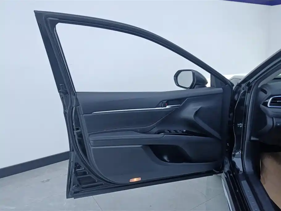 Toyota Camry 2023 — фото 7