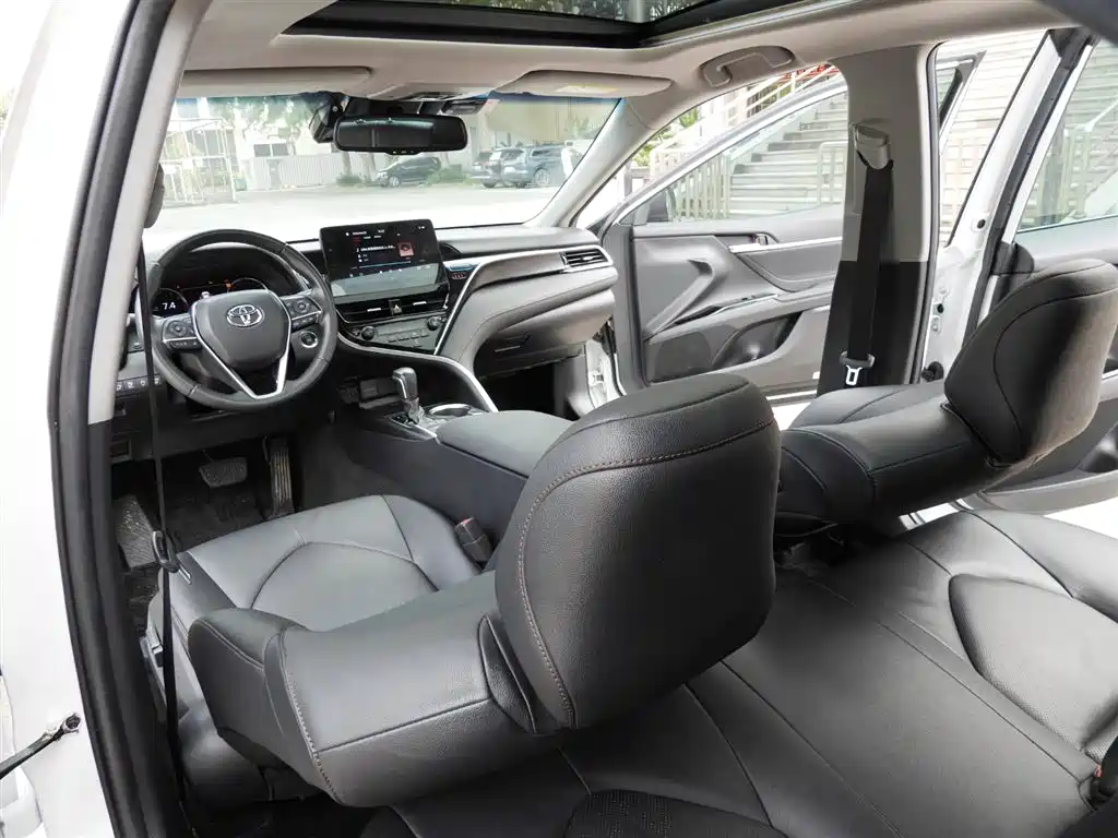 Toyota Camry 2022 — фото 11