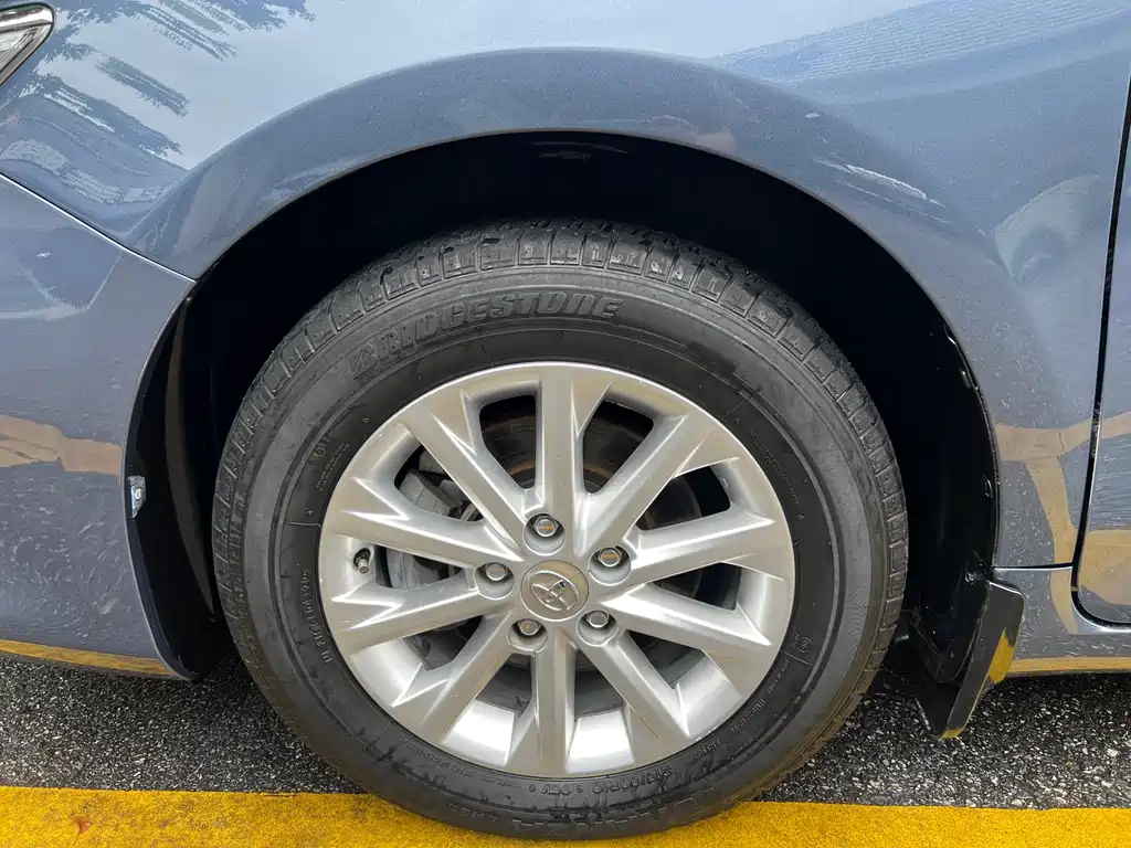Toyota Camry 2017 — фото 19