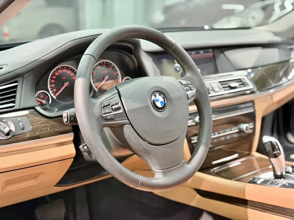 BMW 7 Series 2012 — фото 10