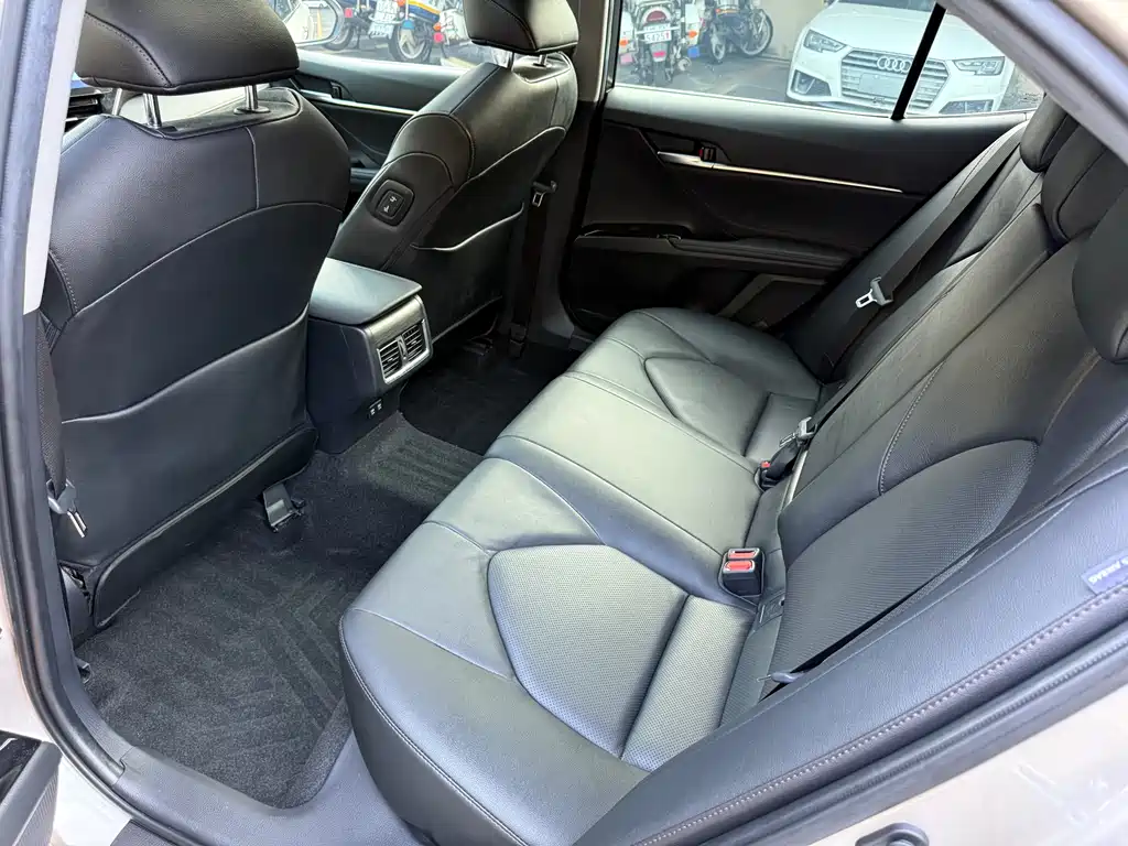Toyota Camry 2023 — фото 8