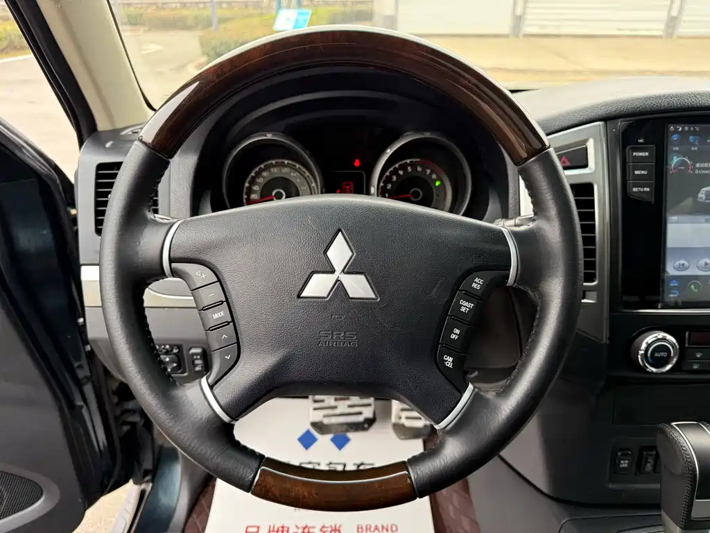 Mitsubishi Pajero 2017 — фото 10