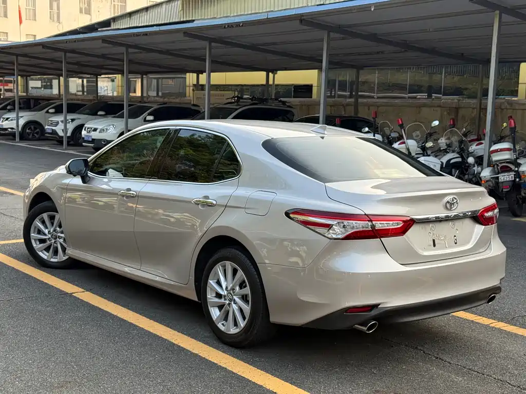 Toyota Camry 2023 — фото 6