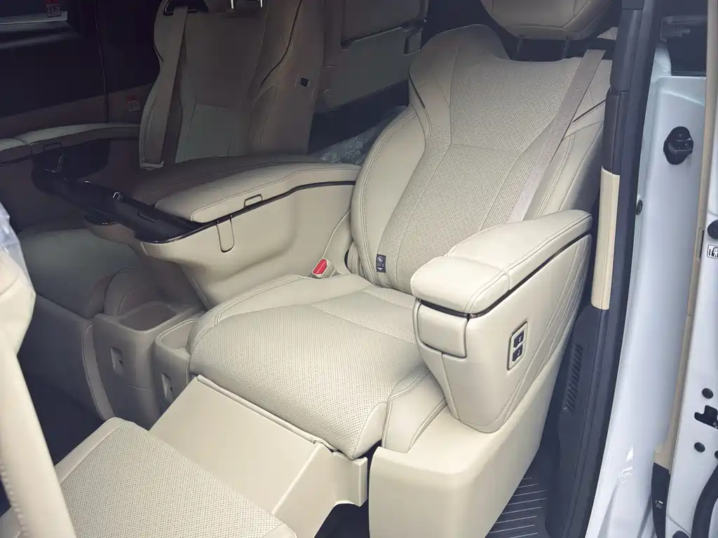 Toyota Alphard — фото 2