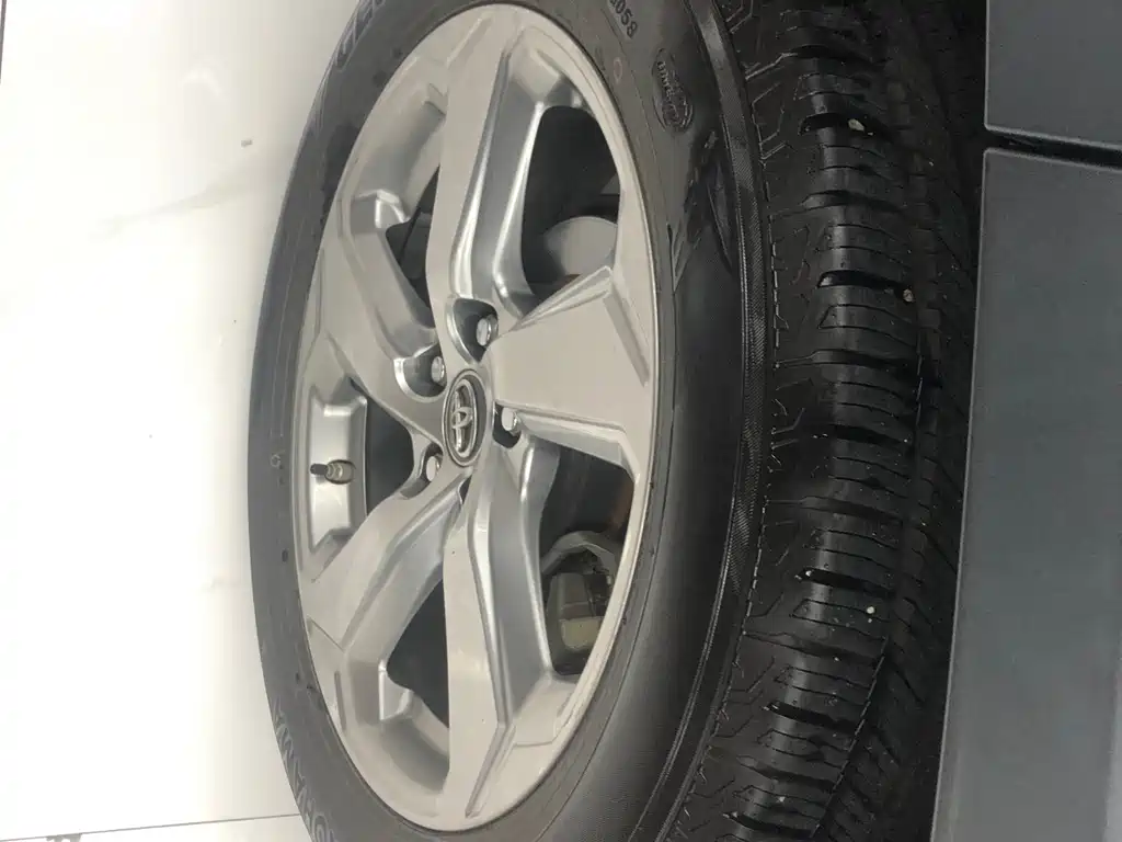 Toyota RAV4 2019 — фото 12