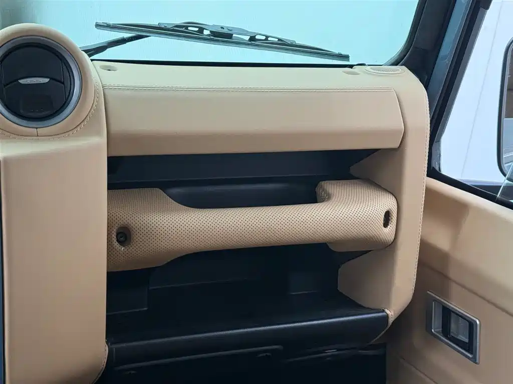 Land Rover Defender 2011 — фото 10