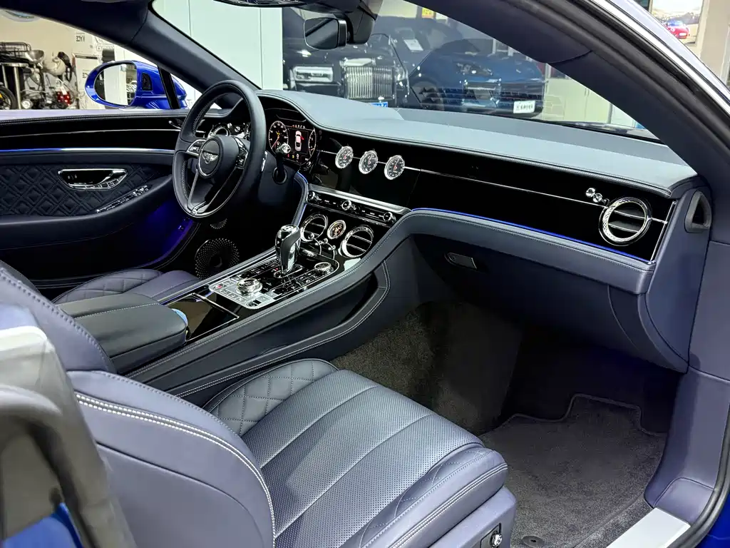 Bentley Continental 2020 — фото 19