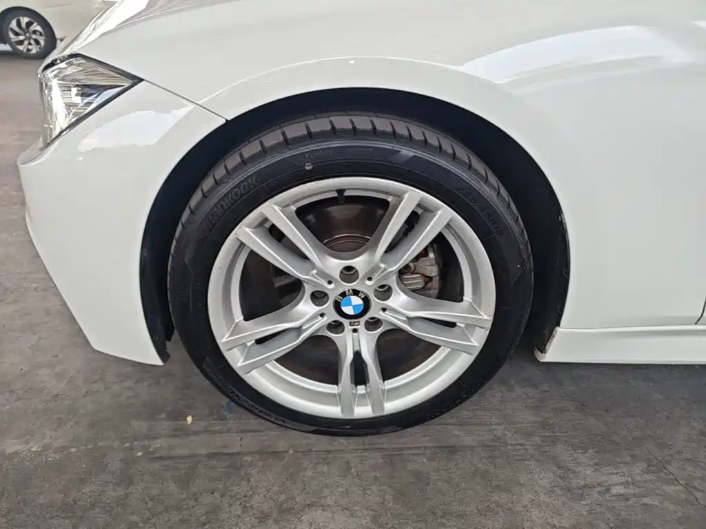 BMW 3 Series 2018 — фото 23