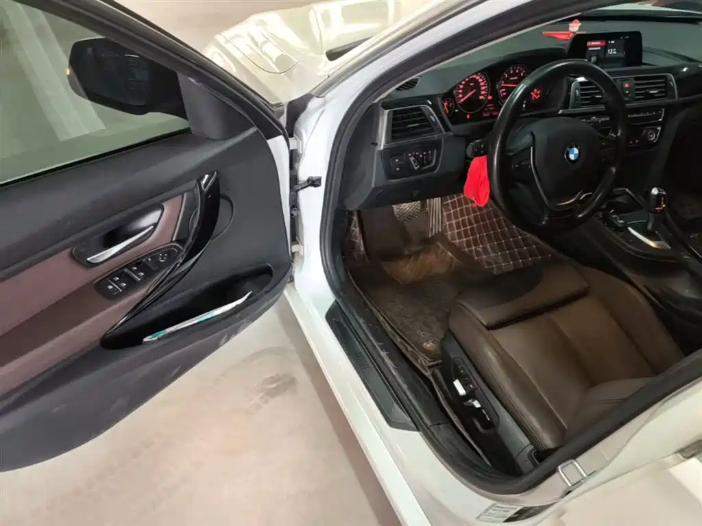 BMW 3 Series 2018 — фото 16