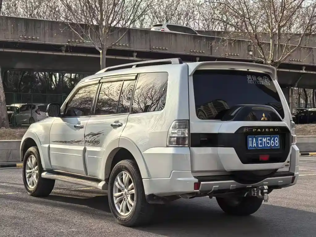 Mitsubishi Pajero 2018 — фото 16