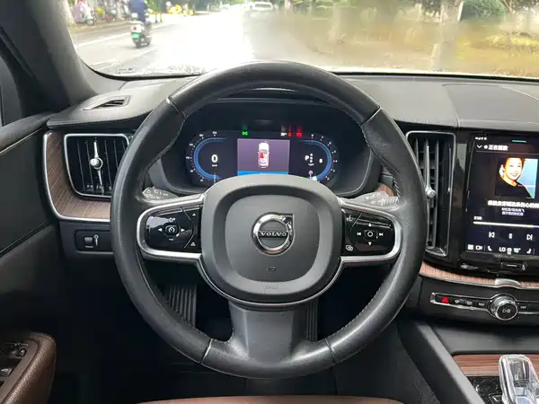 Volvo XC60 2022