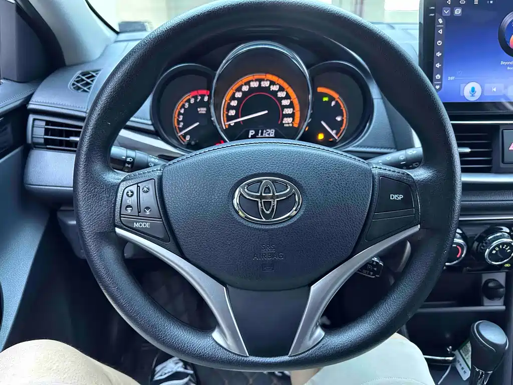 Toyota Yaris L 2022 — фото 12