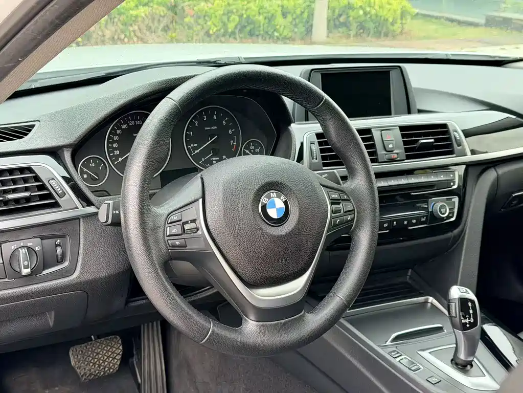 BMW 3 Series 2017 — фото 11