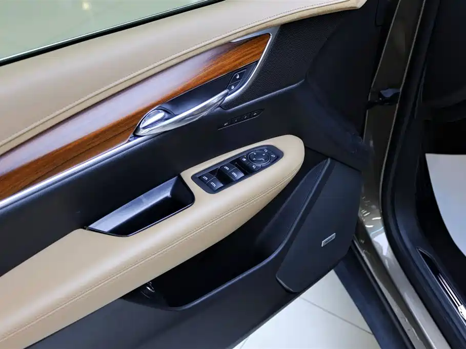 Cadillac XT5 2017 — фото 17