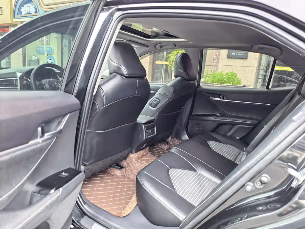 Toyota Camry 2023 — фото 7