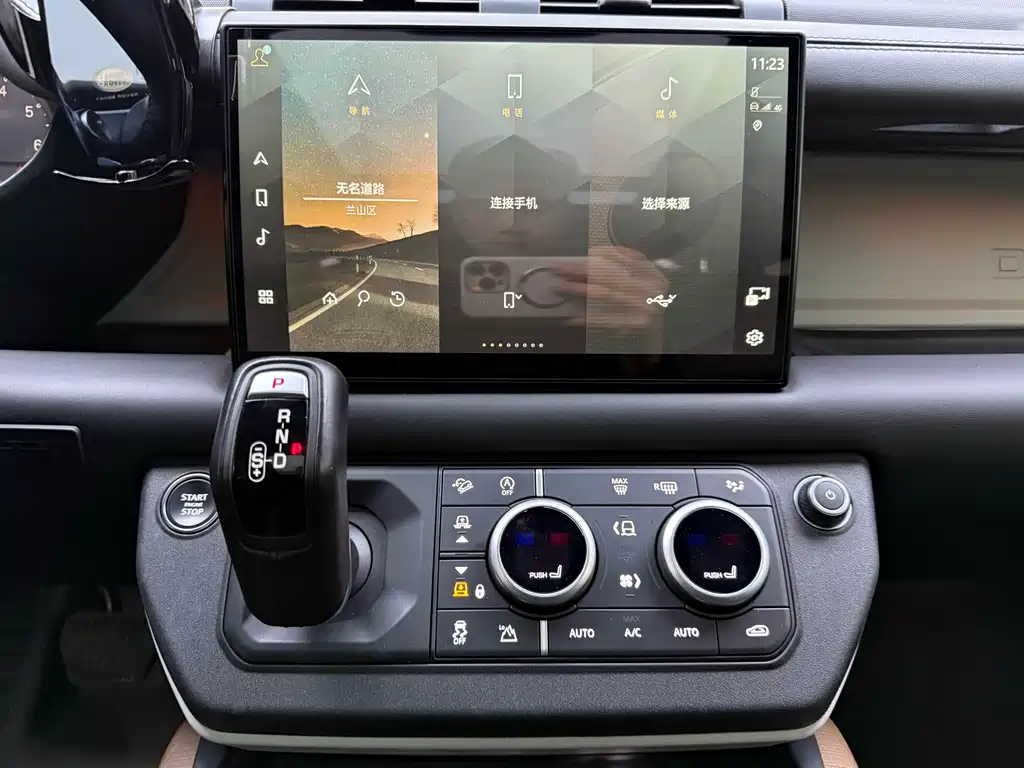 Land Rover Defender 2023 — фото 16