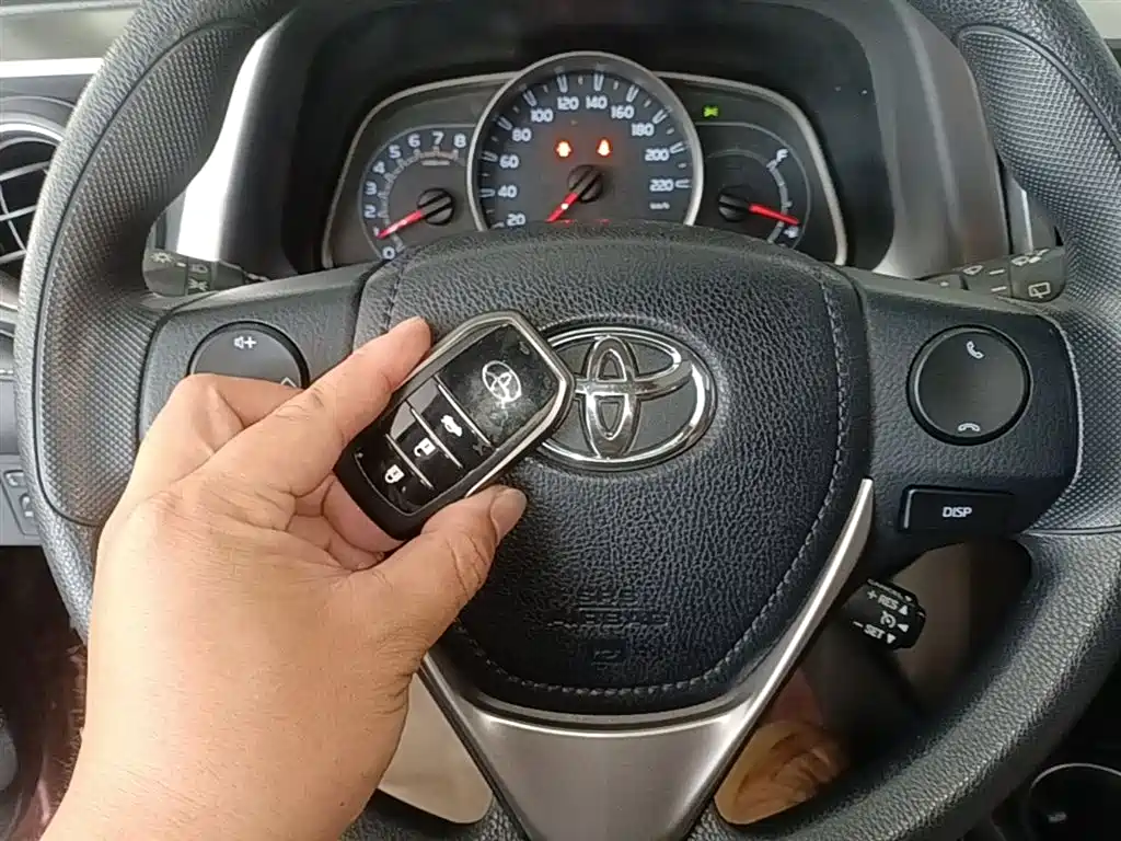 Toyota RAV4 2017 — фото 9