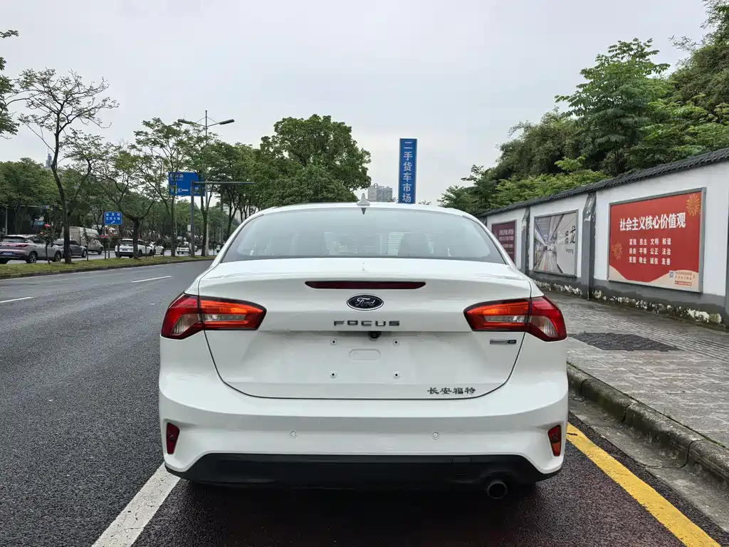 Ford Focus 2019 — фото 16