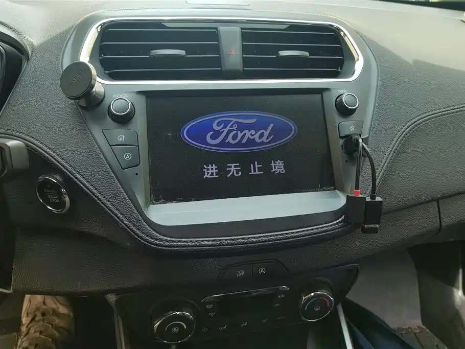 Ford Escort 2019 — фото 13