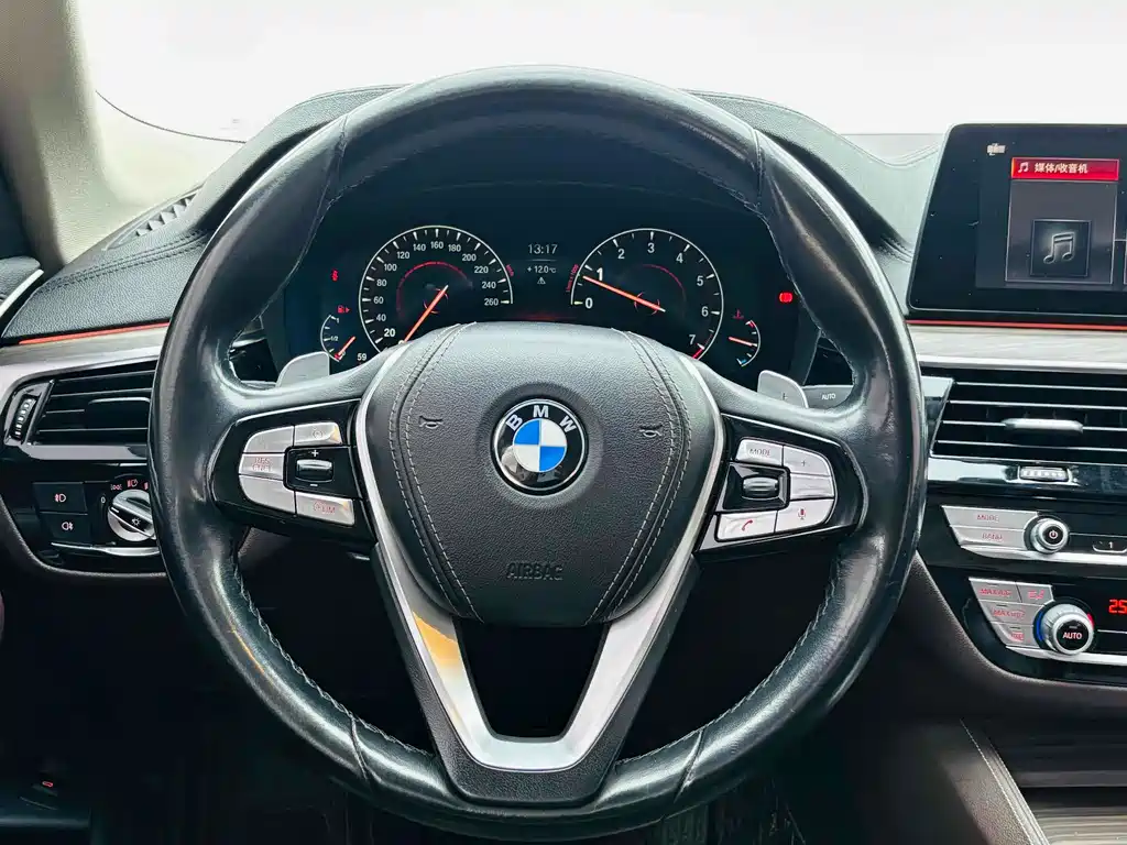 BMW 5 Series 2018 — фото 11