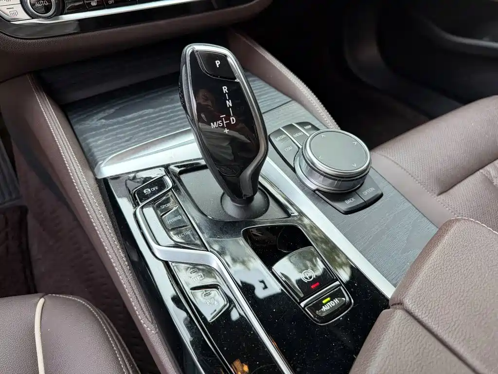 BMW 5 Series New Energy 2023 — фото 9