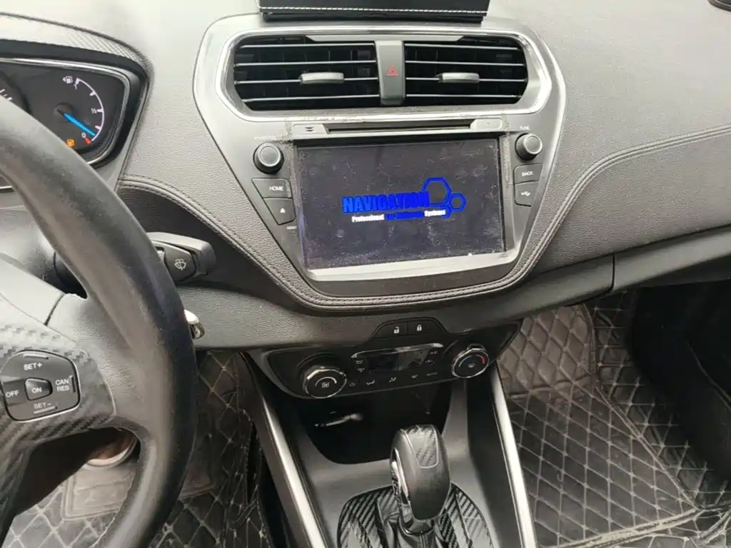 Ford Escort 2015 — фото 13