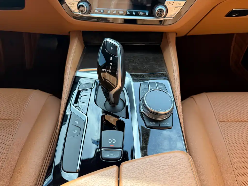 BMW 5 Series 2020 — фото 14