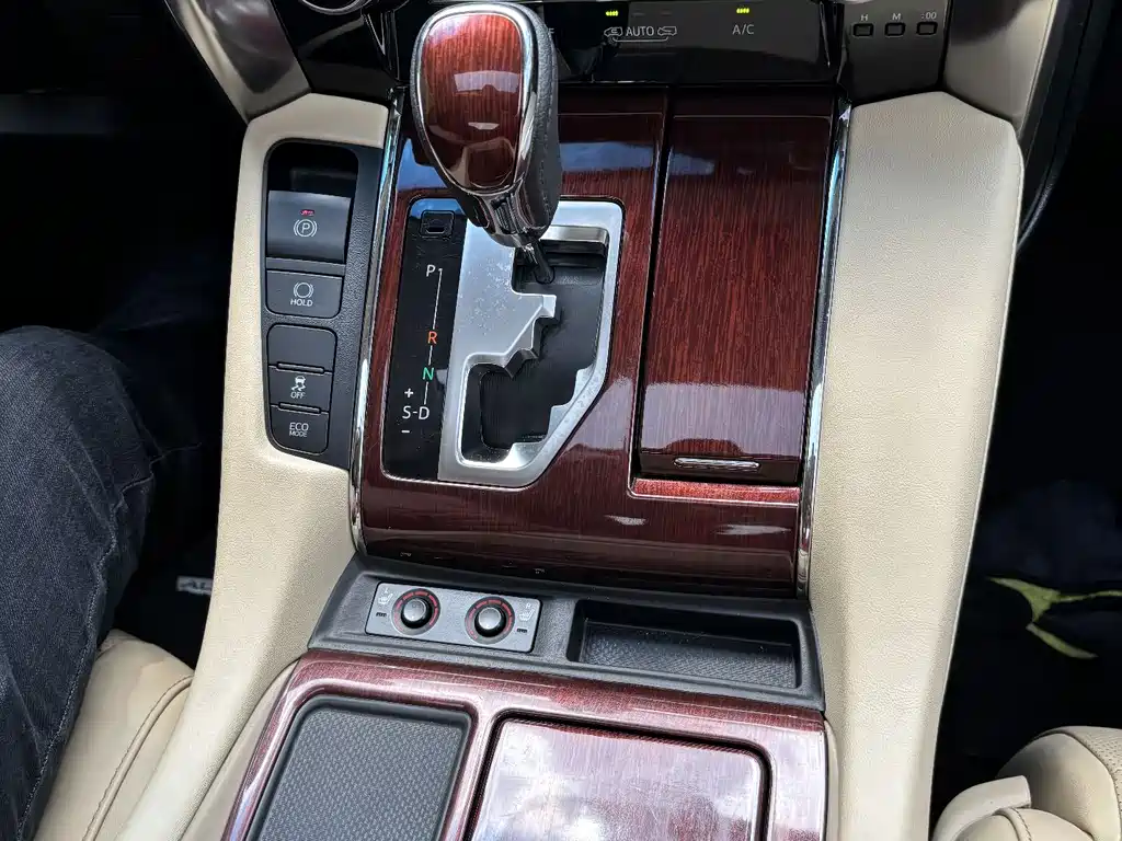 Toyota Alphard 2018 — фото 16