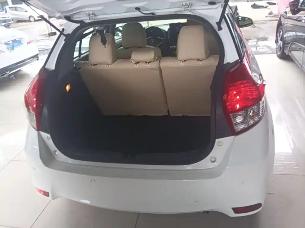 Toyota Yaris L 2015 — фото 19