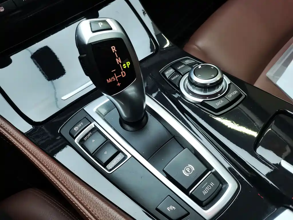 BMW 5 Series 2015 — фото 23