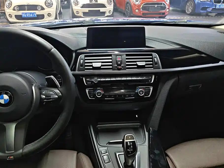 BMW 3 Series 2019 — фото 13