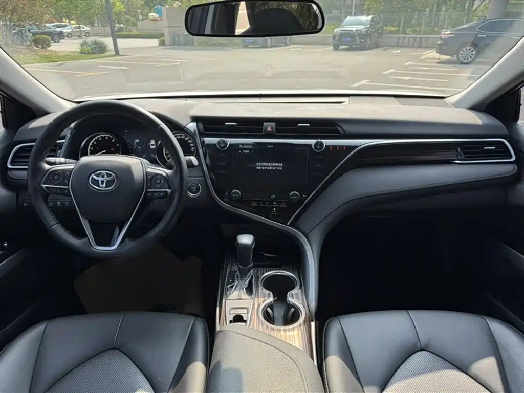 Toyota Camry 2019 — фото 11