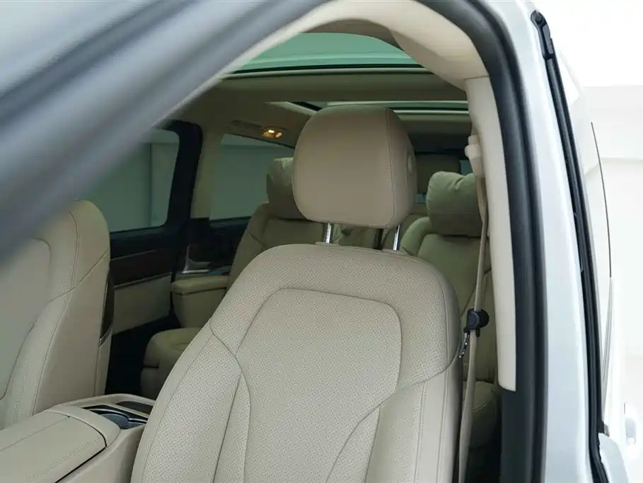 Mercedes-Benz V-Class 2022 — фото 13