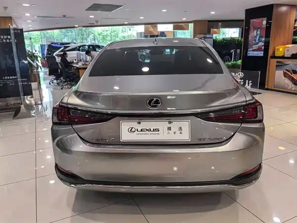 Lexus ES 2022