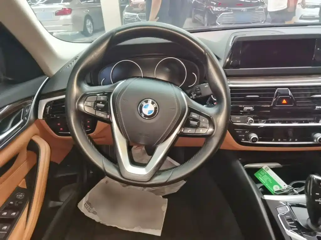 BMW 5 Series 2017 — фото 11