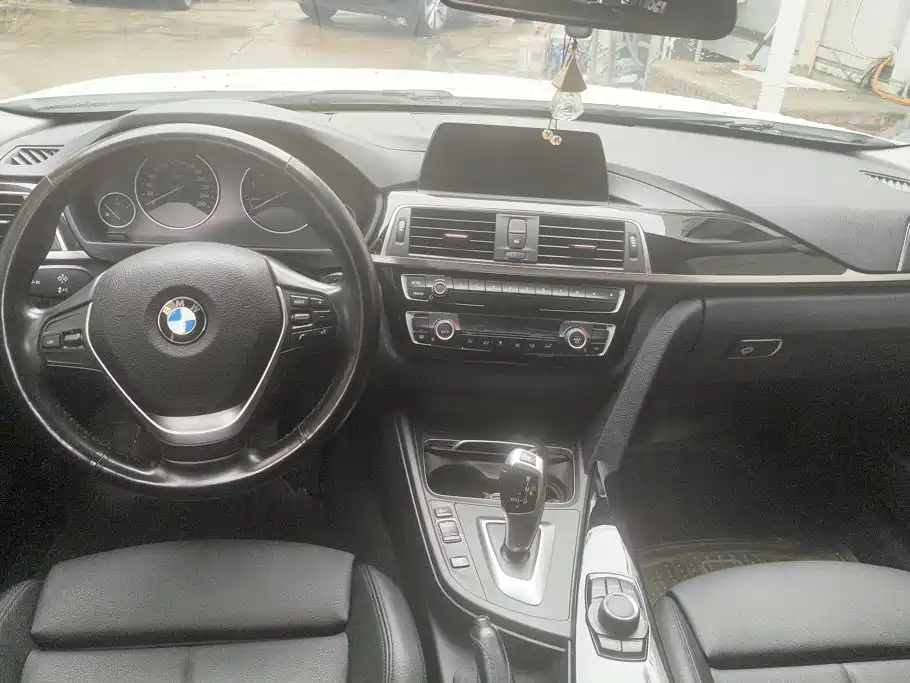 BMW 3 Series 2018 — фото 12