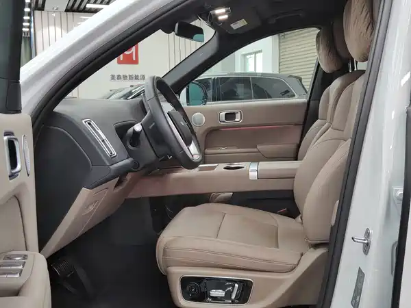 Li Auto L8 2025