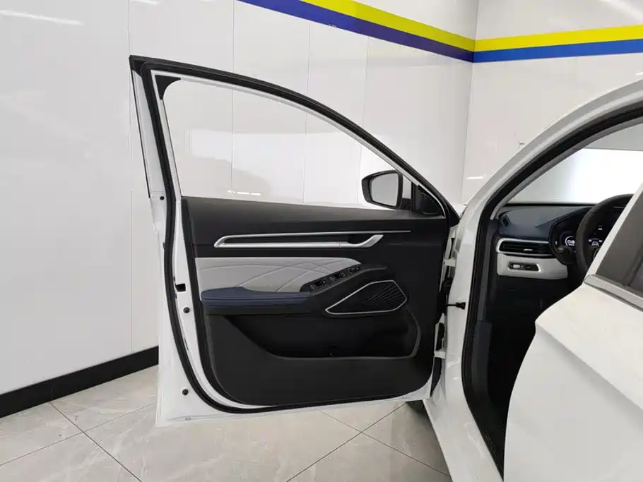 Geely Emgrand 2022