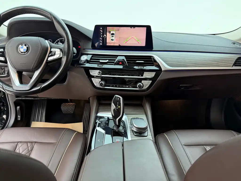 BMW 5 Series 2019 — фото 11