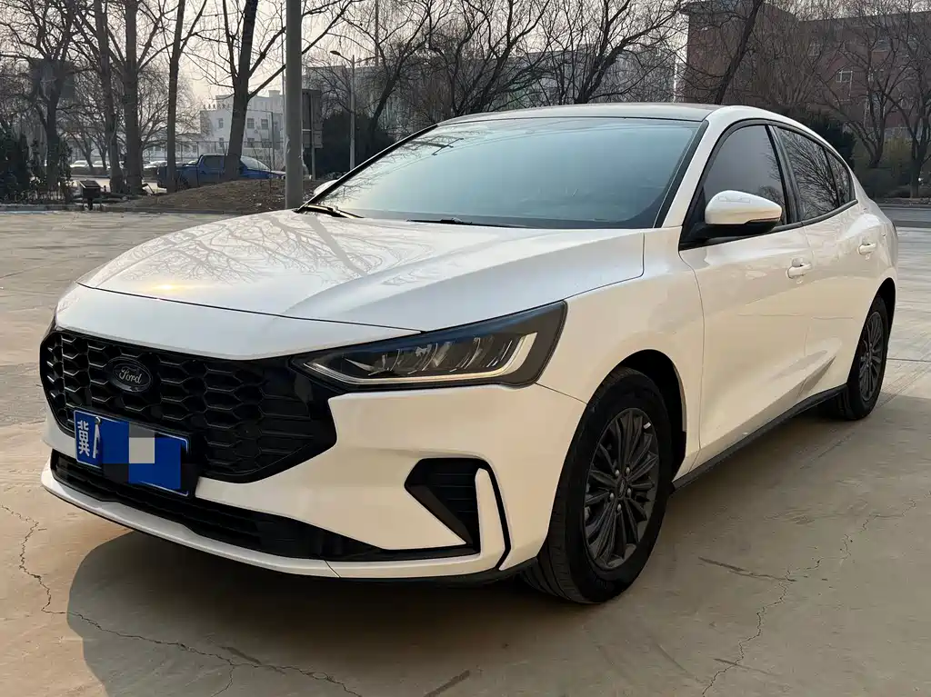 Ford Focus 2023 — фото 1